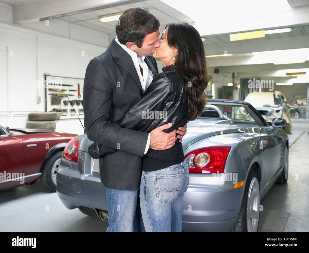 Lãng Mạn Trong Nhà Để Xe - Romantic In Garage