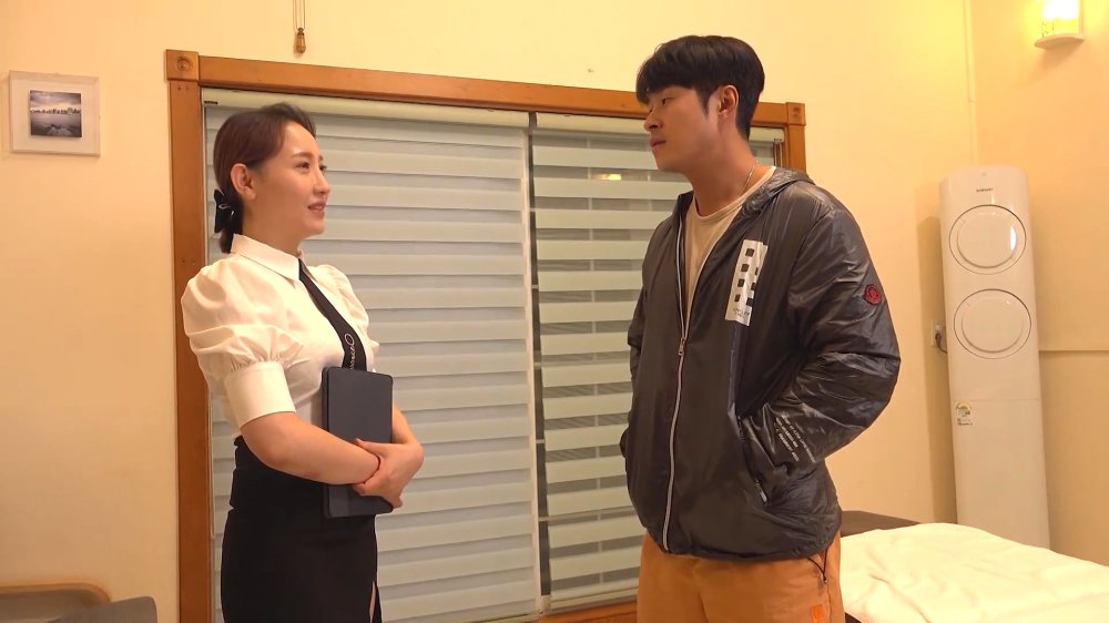 Nhân Viên Bán Thời Gian Phục Vụ Khách Hàng - 고객위에옷벗는알바생